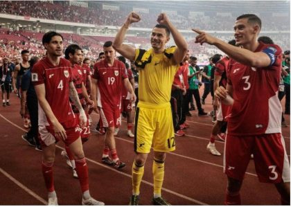 Kapten Timnas Indonesia Jay Idzes (kanan) bersama rekan-rekannya menyapa para suporter seusai menekuk China 1-0 dalam Kualifikasi Piala Dunia 2026 di Stadion Utama Gelora Bung Karno, Jakarta, Kamis (5/6/2025) malam.