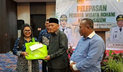 Foto : Wakil Gubernur Malut serahkan uang saku kepada peserta wisata rohani