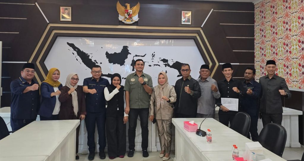 Foto : RDP Tim Pansus RTRW dengan Komunitas Save Ake Gaale